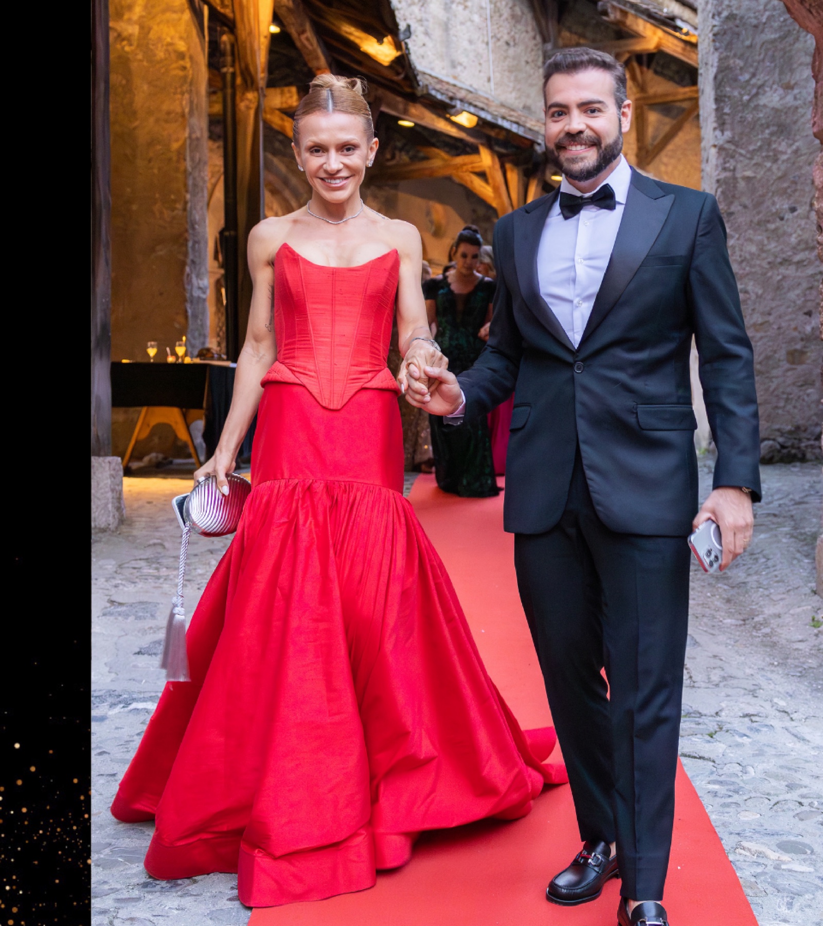 Casal de convidados no tapete vermelho do Castelo de Chillon